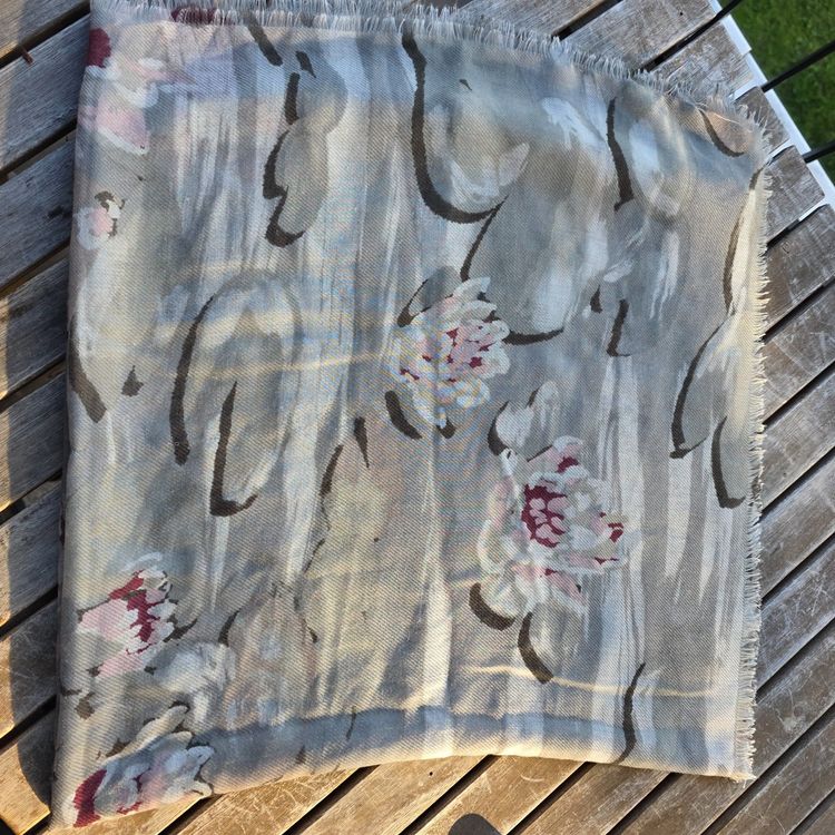 🐸 ZARTER SEHR GROSSER SCHAL PLAID GRAU MIT SEEROSEN DESSIN (Gebraucht ...