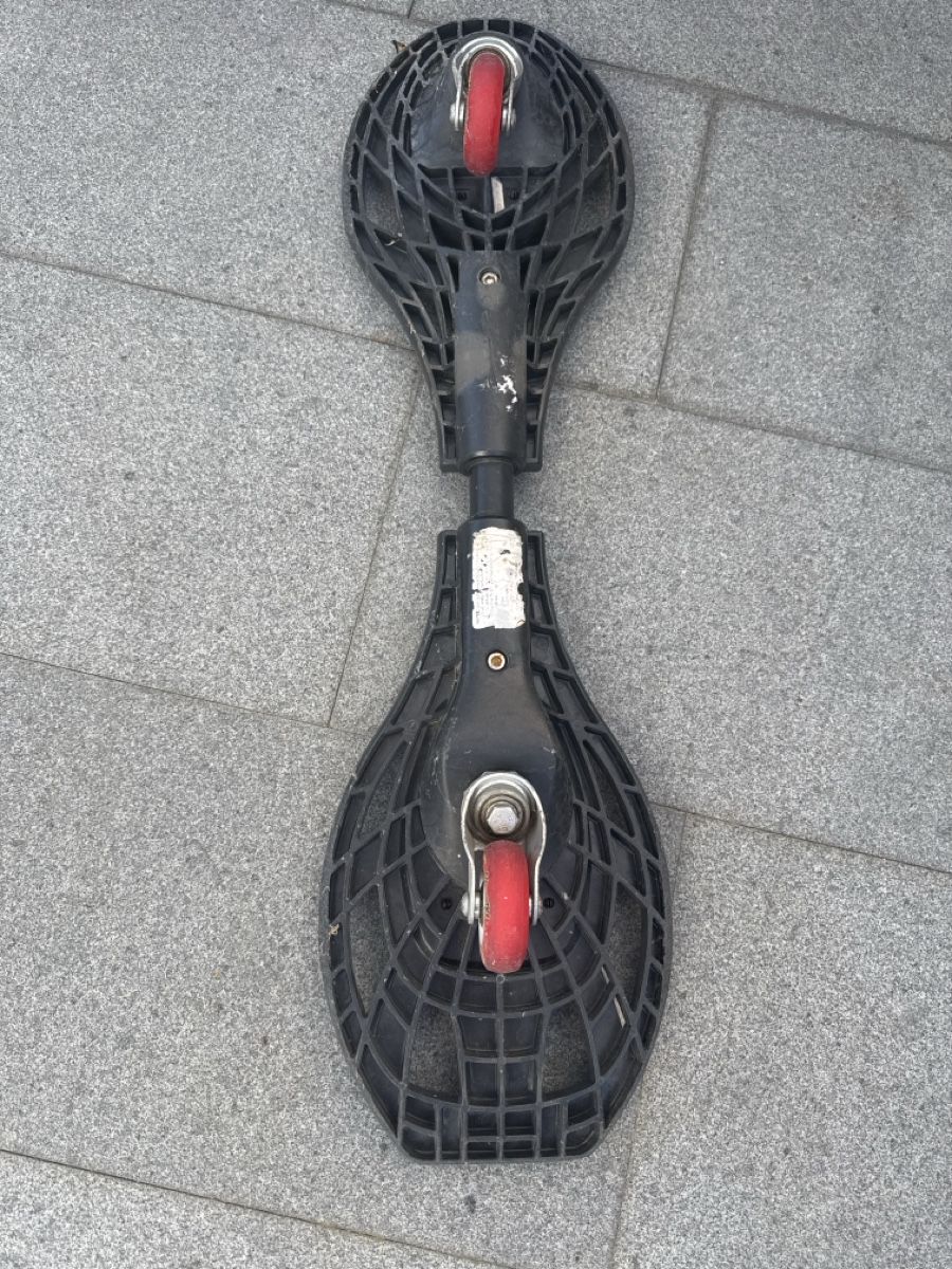 Skateboards: Waveboard Wave Board mit roten Rollen  – Usato da Wil SG venduto da Wizard5 1