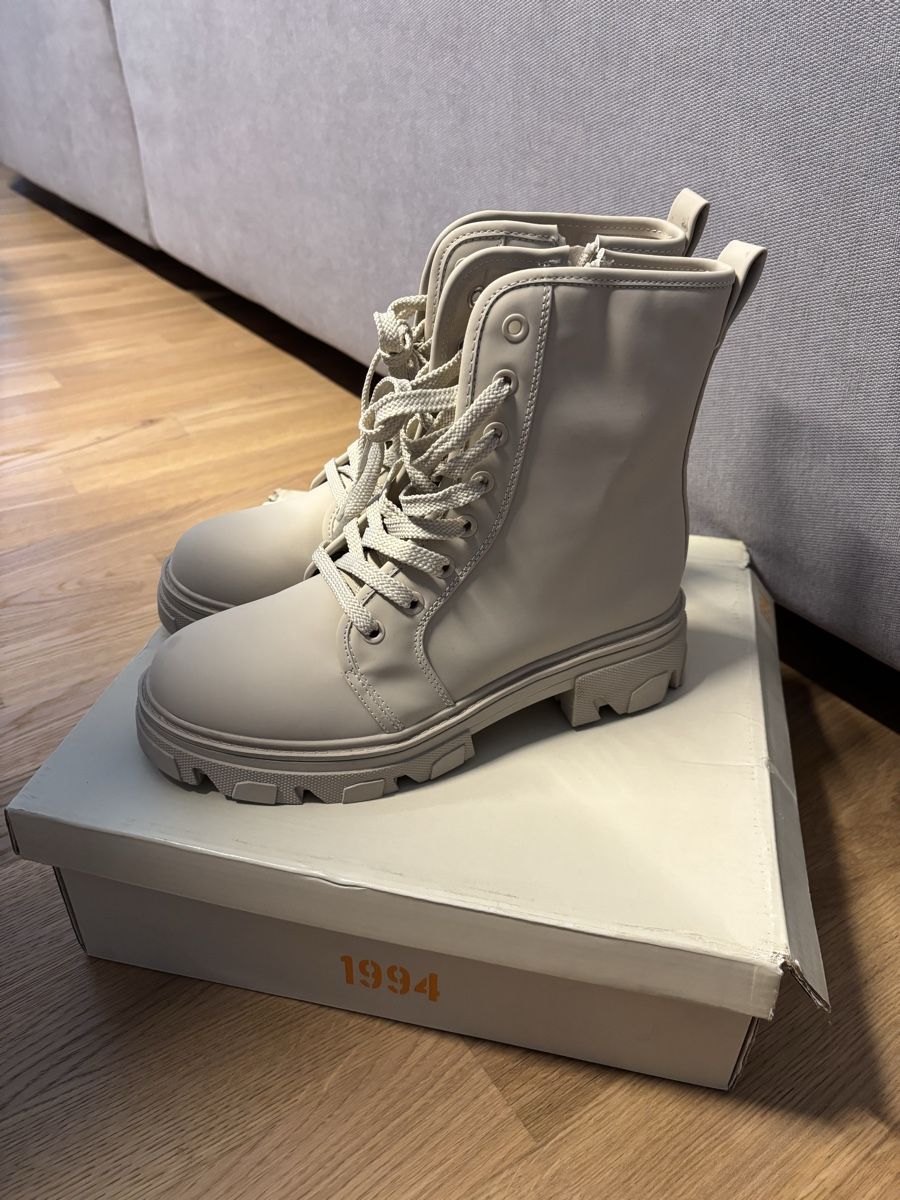Scarpe da donna: Boots neu Gr.40 cremé – Nuovo e nell'imballaggio originale da Egnach venduto da mameh
