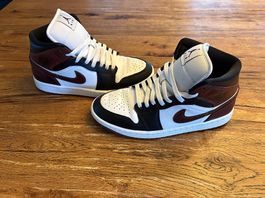 Jordan 1 Mid SE Dark Pony 41