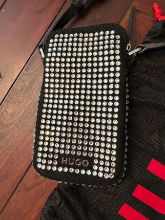 Hugo Boss mit Kristallbesatz Handytasche/Crossbody neu