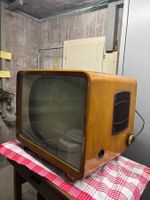 Historischer Philips Röhrenfernseher aus den 50er Jahren