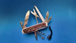 VICTORINOX HUNTSMAN MIT HIRSCHHORNSCHALEN NEU!