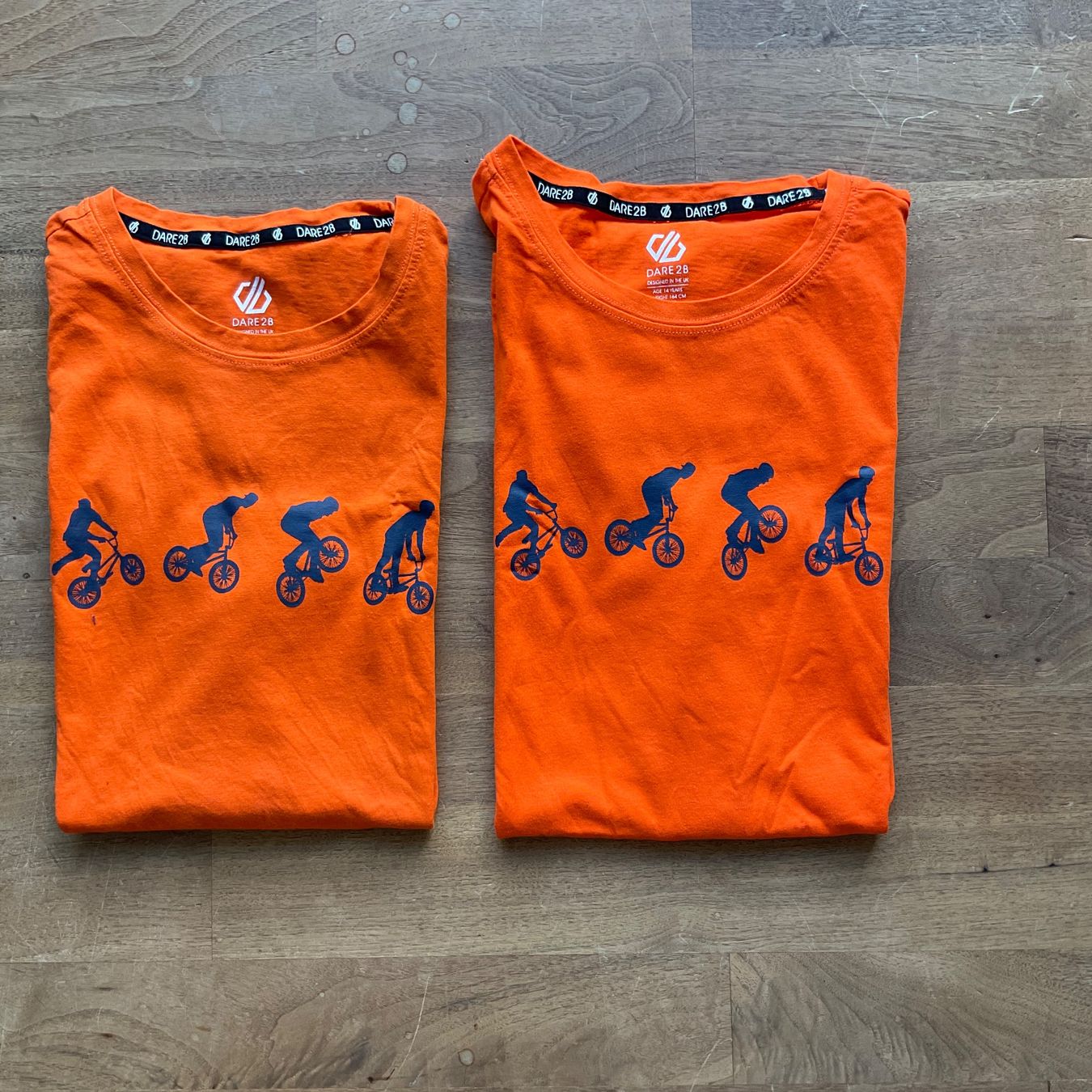 Camicie, T-shirt & Polo: 2x T-Shirt, Dare2be, Junge, Gr. 164 – Usato da Wattwil venduto da Marlan3