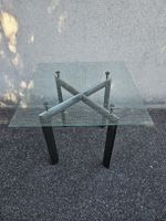 Schöner Esstisch aus Metall und Glas 