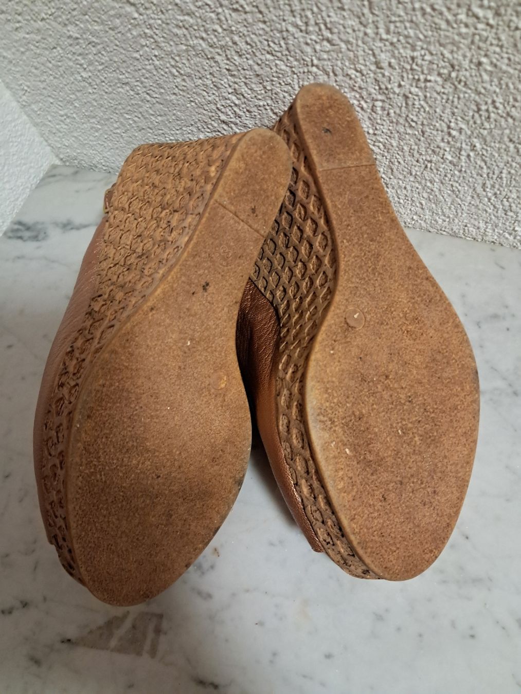 Scarpe da donna: goldene Sandale mit Kailabsatz Gr. 39 – Usato da Weinfelden venduto da Da-ryn01 5