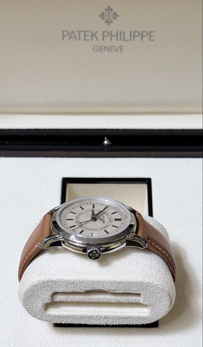 Patek Philippe Montres: Patek Philippe Weekly Calendar 5212A – D'occasion à Zürich par WATCHROOM 4
