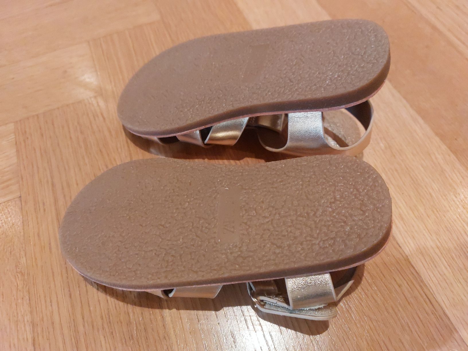 Zara Scarpe per ragazze: Zara Kids Gold Sandals - size 27 – Nuovo (secondo la descrizione) da Zürich venduto da Lolaad 3