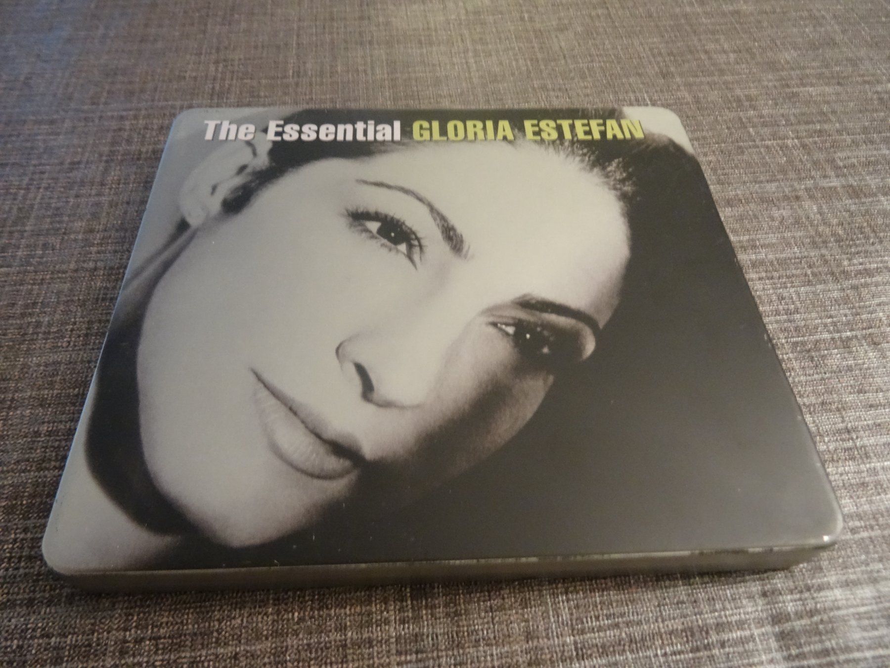 CD: Gloria Estefan - The Essential, Limited Edition, CD Box – Usato da Olten venduto da Disc-Ausverkauf
