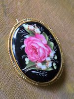 Antike Porzellan Brosche barocker Rahmen florales Motiv