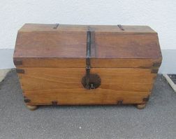 Giebeltruhe aus Holz Waffentruhe antik