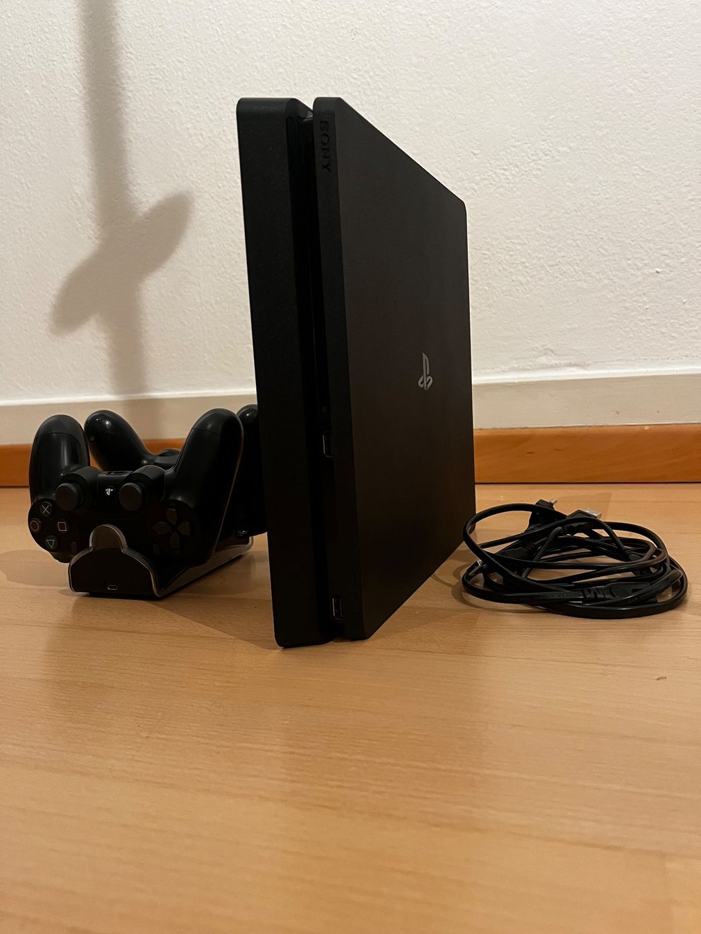 Sony Console: PS4 Slim Konsole mit 2 Controllern & Ladekabel – Usato da Zürich venduto da corinne.nussbaumer20