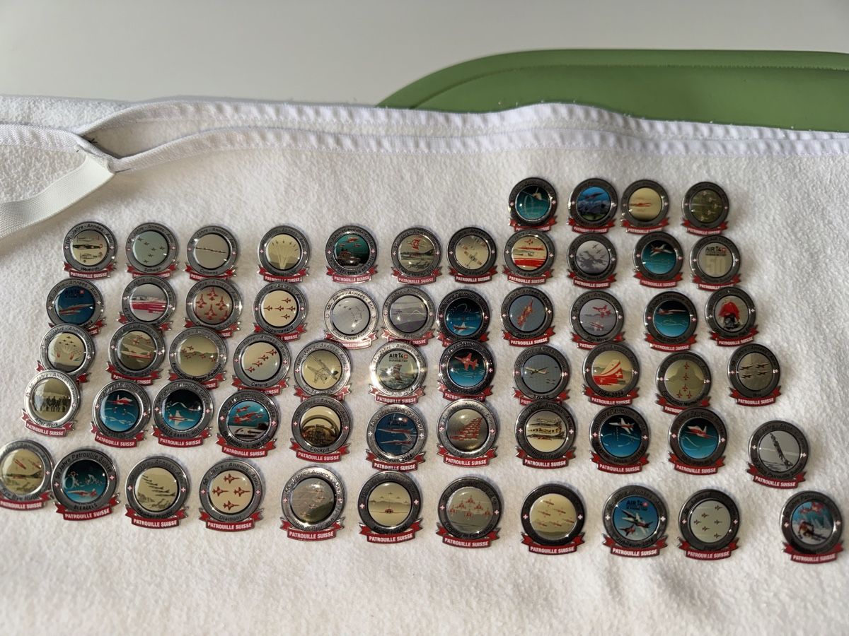 Spille & Fermagli: Patrouille Suisse diverse pins – Usato da Gelterkinden venduto da seb_8jzy 2