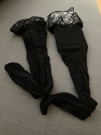 1 Paar dünne lange Strumpfe mit schöner Spitze, lang