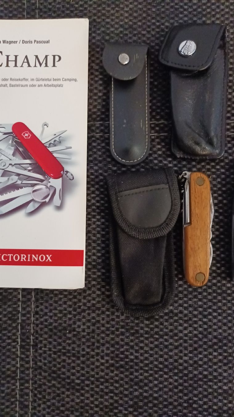 Victorinox Couteaux de poche: 7 Sackmesser+3Etui+Victorinoxbuch – D'occasion à chur par erika025 2