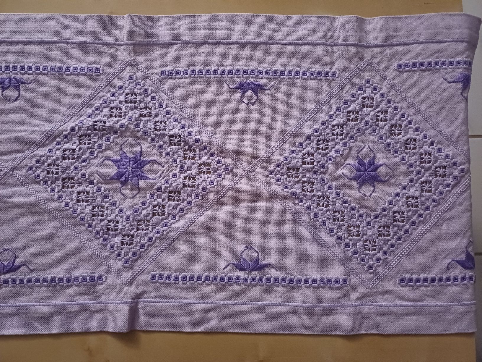 Decken: Tischläufer mit Hardanger Stickerei – Gebraucht aus Windlach von lanuj