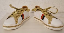 26) weisse Sneakers mit Bienen-Stickereien