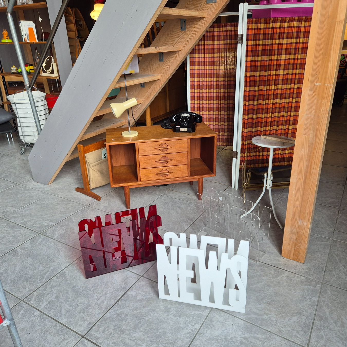 Sonstiges für Haushalt & Wohnen: News Acryl weiss Magazin Rack Plexiglas Zeitungsständer – Gebraucht aus Nottwil von Wondewa-Shop 9