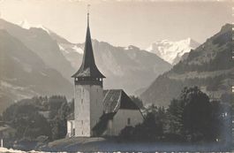 Frutigen (BE) Pfarrkirche mit Blick auf Balmhorn und Altels