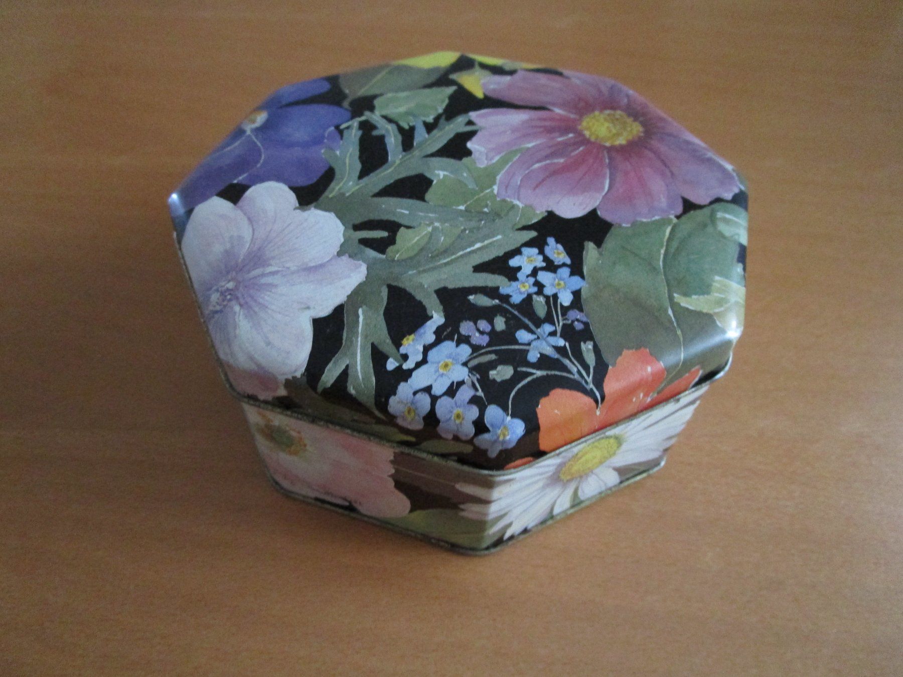 Sonstige Dekorationen & Accessoires: Schachtel mit Blümchen – Gebraucht aus Langenthal von majarose