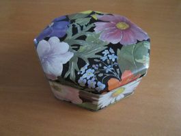 Schachtel mit Blümchen