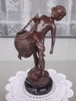 Alte Bronze Skulptur Figur *Junge mit Korb* auf Marmorsockel