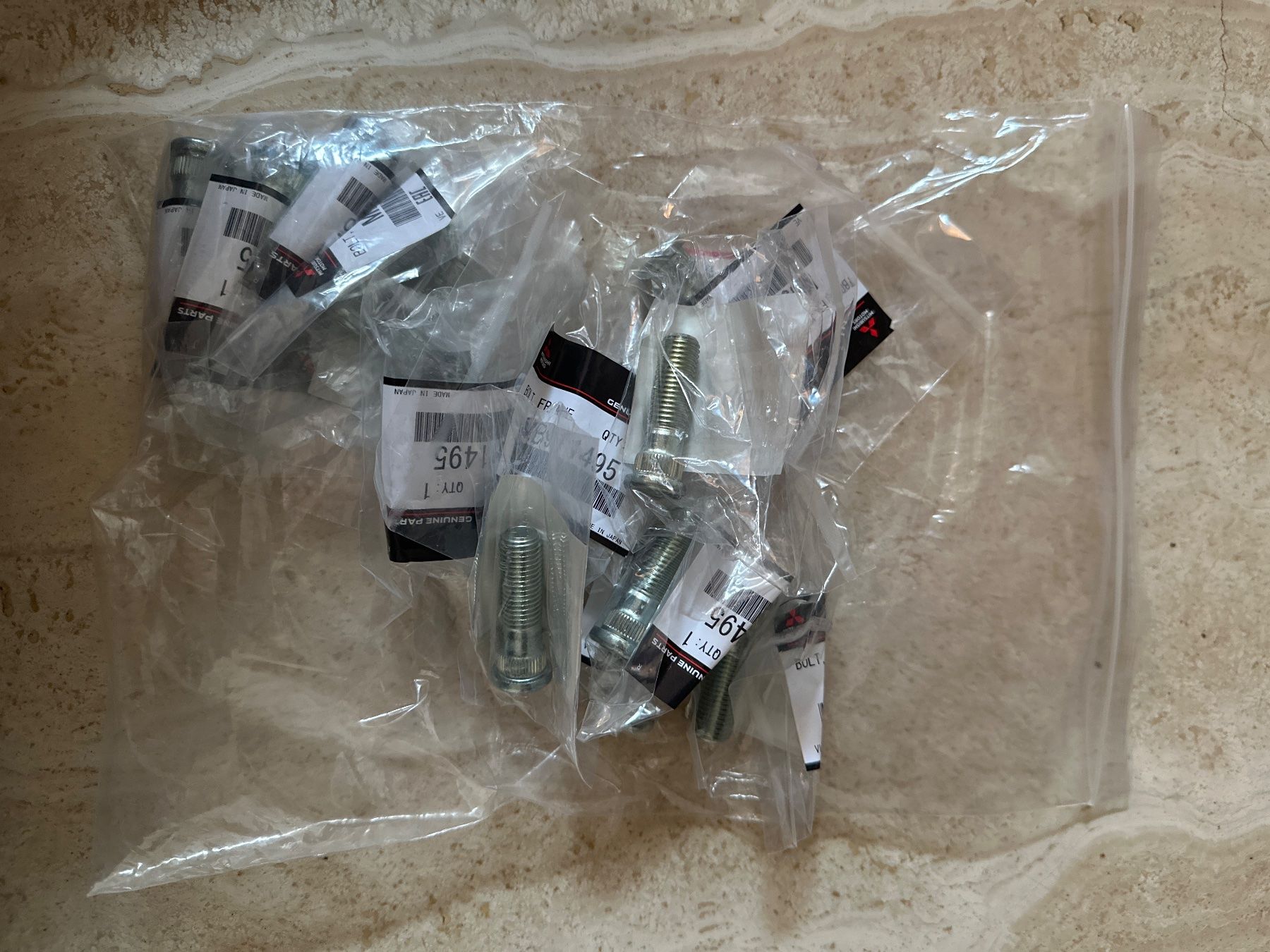 Mitsubishi Tutti pezzi di ricambio auto: 16 Mitsubishi Schrauben – Neu & originalverpackt – MB911495 – Usato da Binningen venduto da ale_t8th
