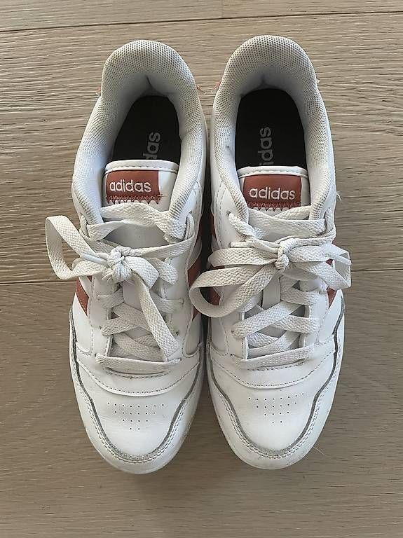 Herrenschuhe: Adidas Sneaker Turnschuh Grösse 38.5 – Gebraucht aus Weite von POster9476