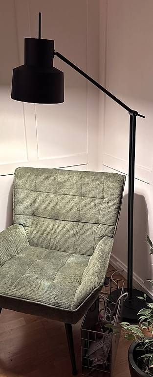 Lampen: Schwarze Stehlampe mit verstellbarem Arm – Gebraucht aus Chur von Smude 1