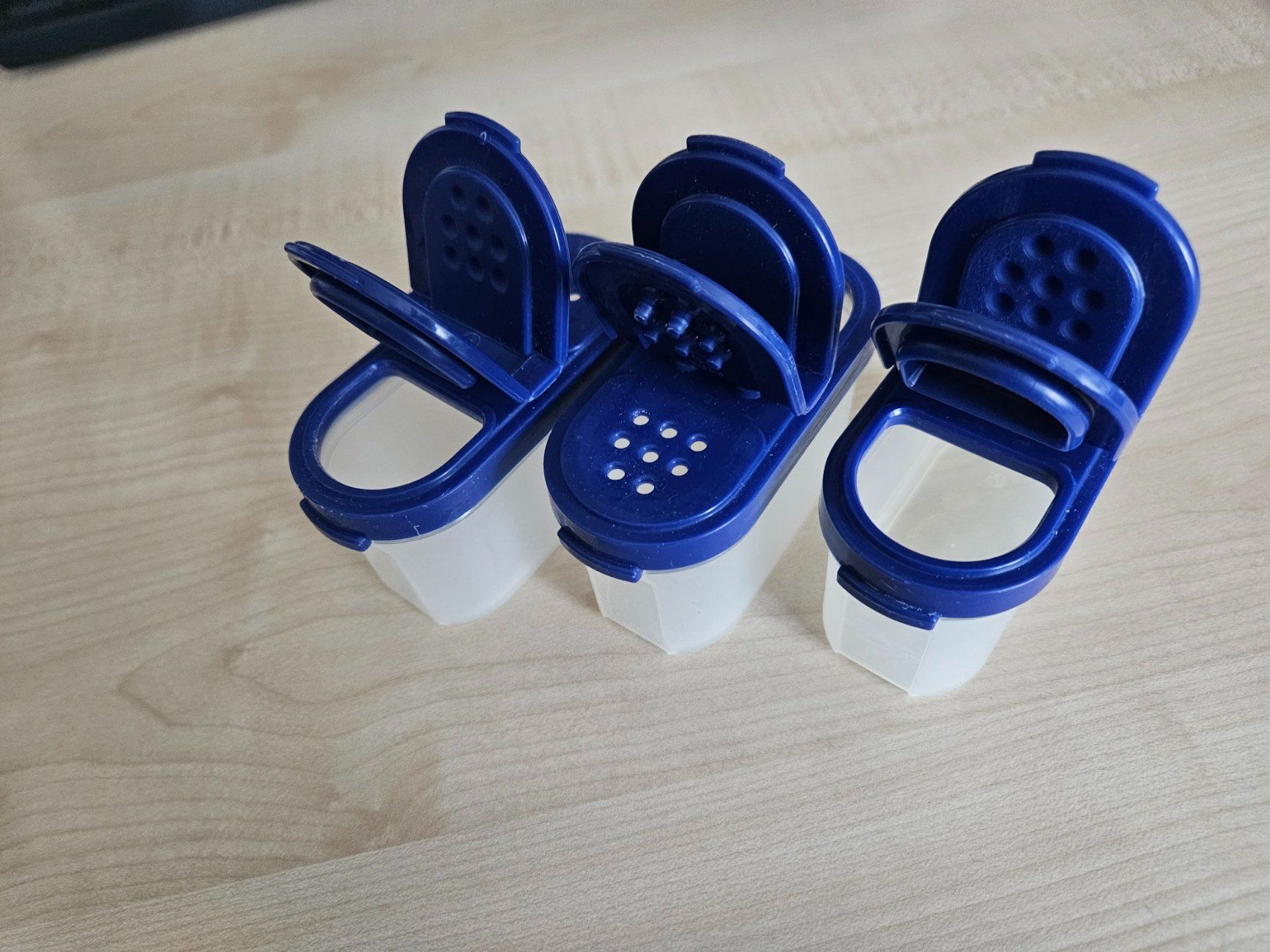 Tupperware Contenitori & Simili: Tupperware Gewürzböxli 3 Stück klein – Usato da Aesch BL venduto da Chrutli1 1