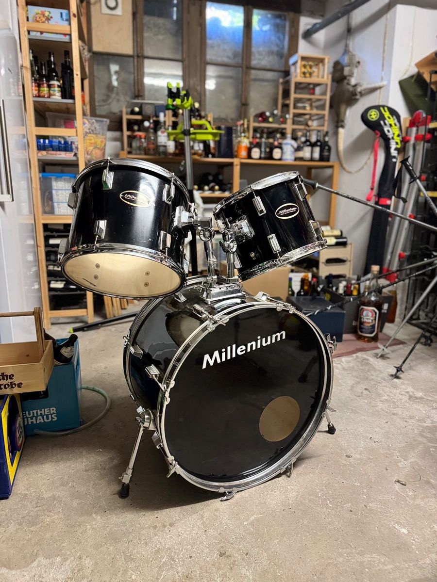 Strumenti musicali: Schlagzeug Millenium schwarz mit Hardware gebrauchter Zustan – Usato da Winterthur venduto da strawberry14