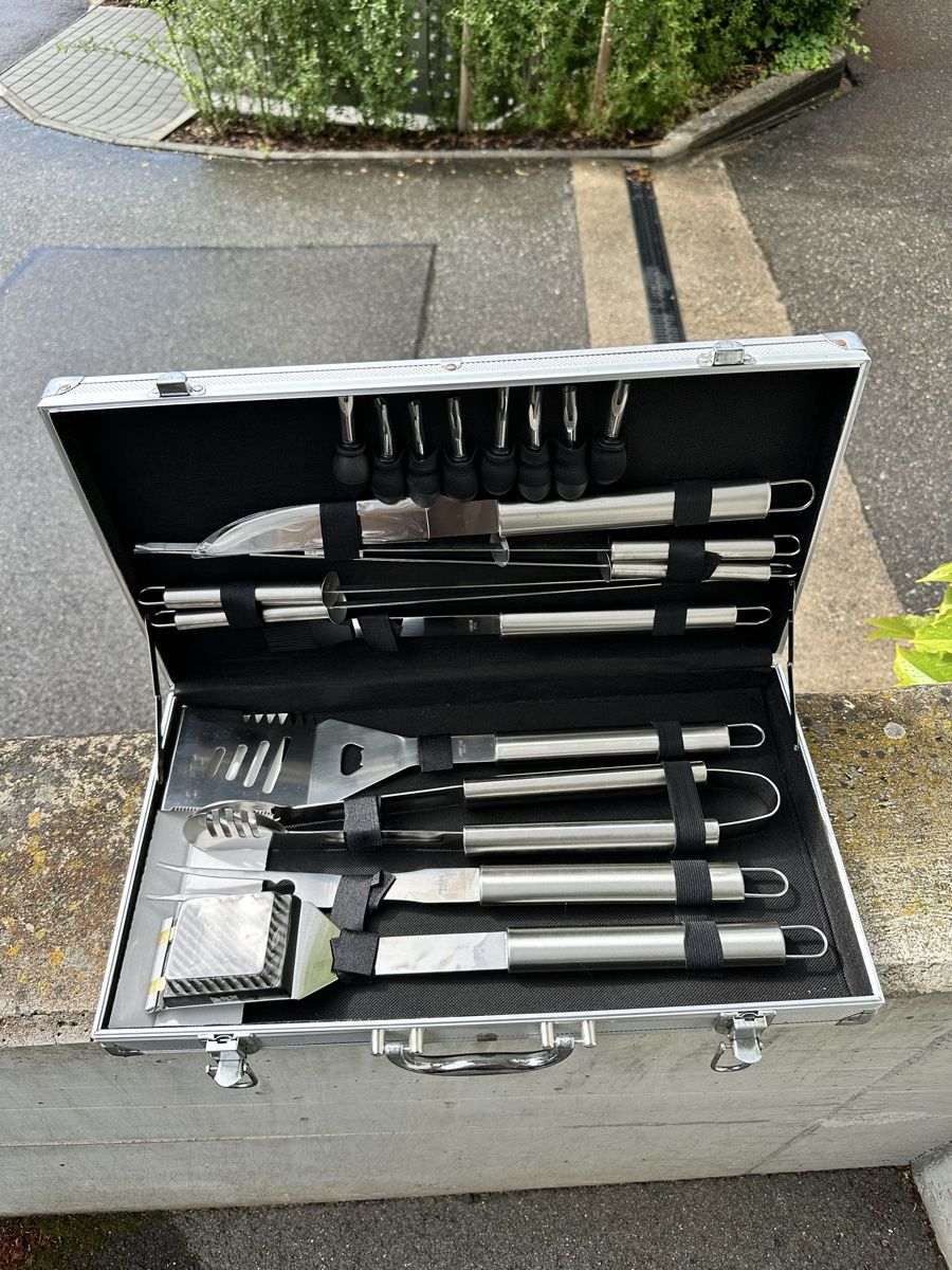 Coltelli: Grillwerkzeugskiste – Nuovo e nell'imballaggio originale da Zug venduto da User.1211
