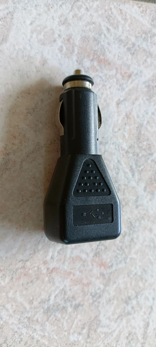 Laufwerke & Adapter: auto Adapter 12v mit USB Jack – Gebraucht aus Porza von tbch