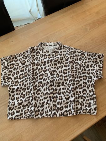 Musselinbluse mit Leomuster
