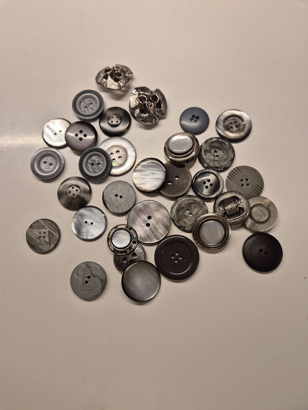 Boutons: Knöpfe gemischt grau / silber – D'occasion à Krauchthal par SamsPuce
