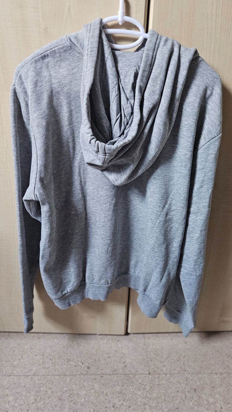 H&M Maglioni & Felpe: Kapuzenpullover – Usato da Münchenbuchsee venduto da Yothu 1