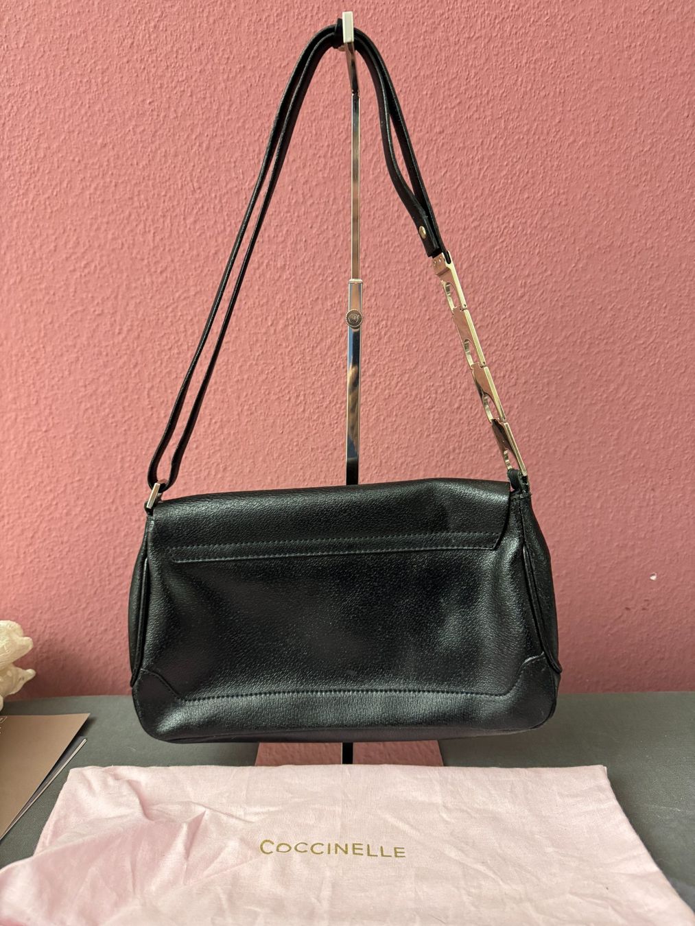 Coccinelle Borse da donna: Coccinelle Schultertasche schwarz-silber – Usato da Muttenz venduto da einfach-schoen 1