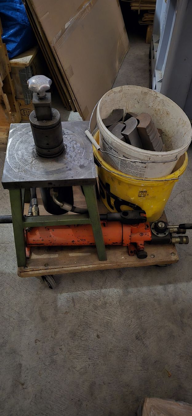 Alle Maschinen: Hydraulische Rohr- Rundpresse – Gebraucht aus Ehrendingen von Chemifeger