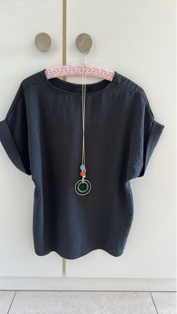 Elegantes schwarzes Shirt One Grösse mit Halskette neu