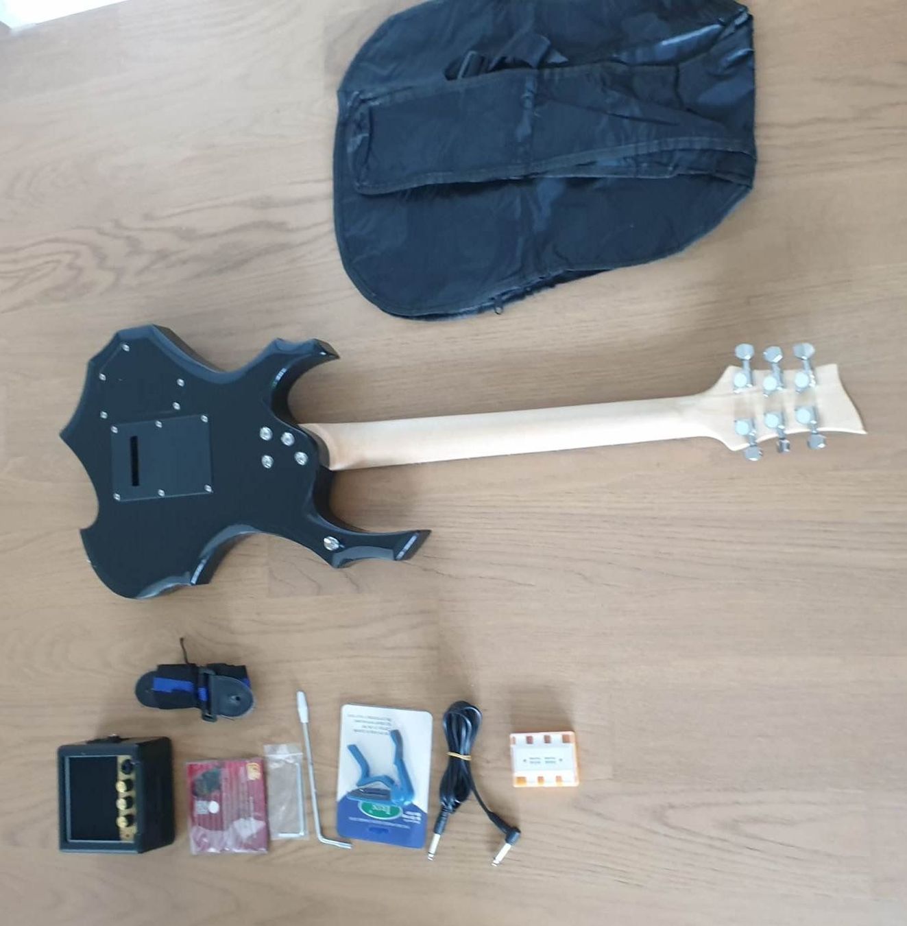 Strumenti musicali: Elektronische Gitarre von IRIN – Usato da Chur venduto da P0WER 7