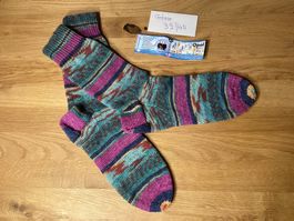 Handgestrickte OPAL Crazy Waters Socken