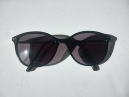 Fielmann Damen Sonnenbrille schwarz mit goldenen Bügeln 