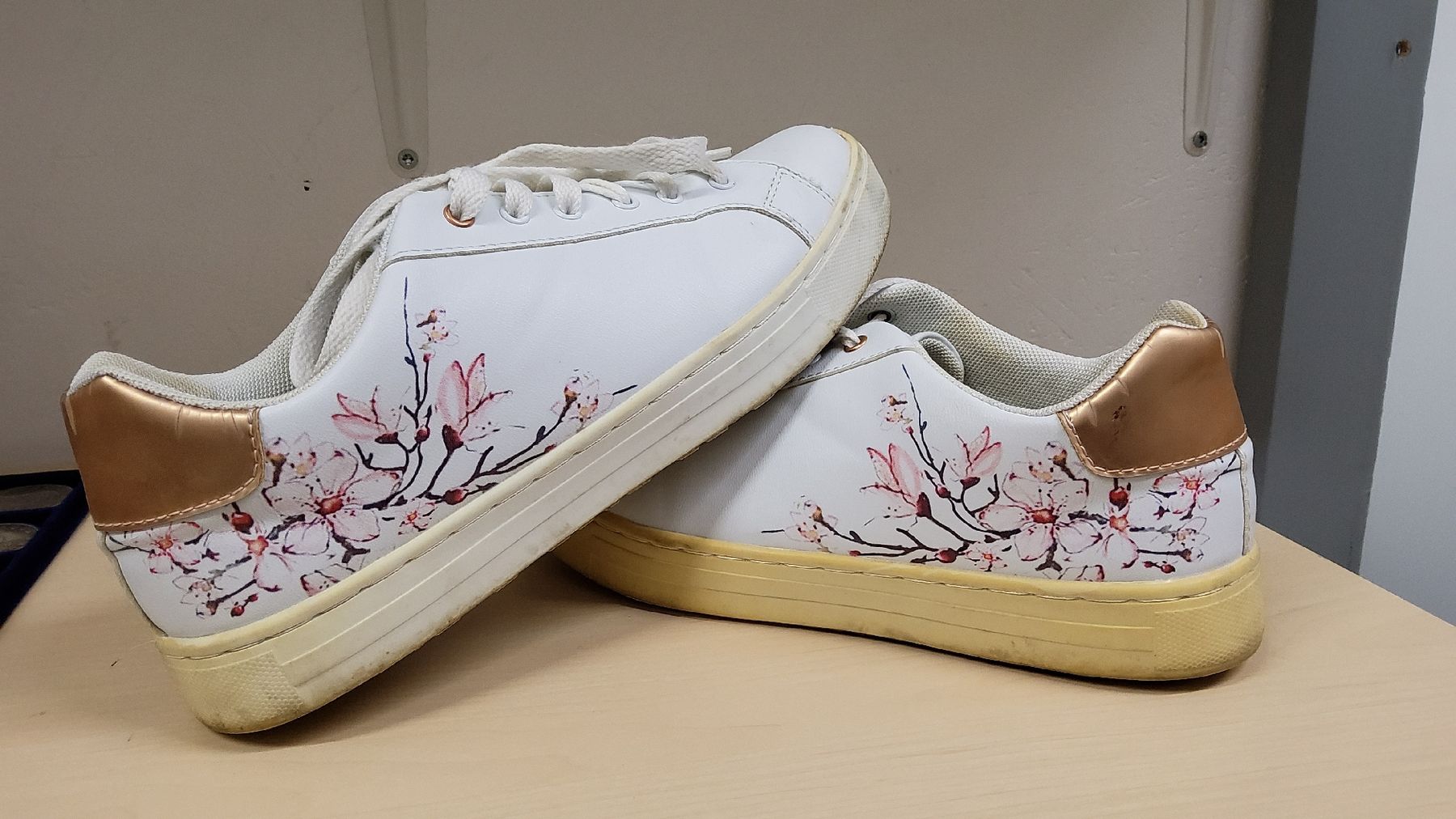 Scarpe da donna: Weisse Sneaker mit Blumen Gr. 38 Frühlingsschuhe – Usato da Herisau venduto da Nluanalucas