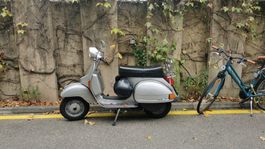 Vespa 125 PXE ab Platz