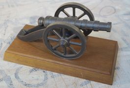 ⭐Gusseisen Kanone auf Holzsockel – Schützenfest