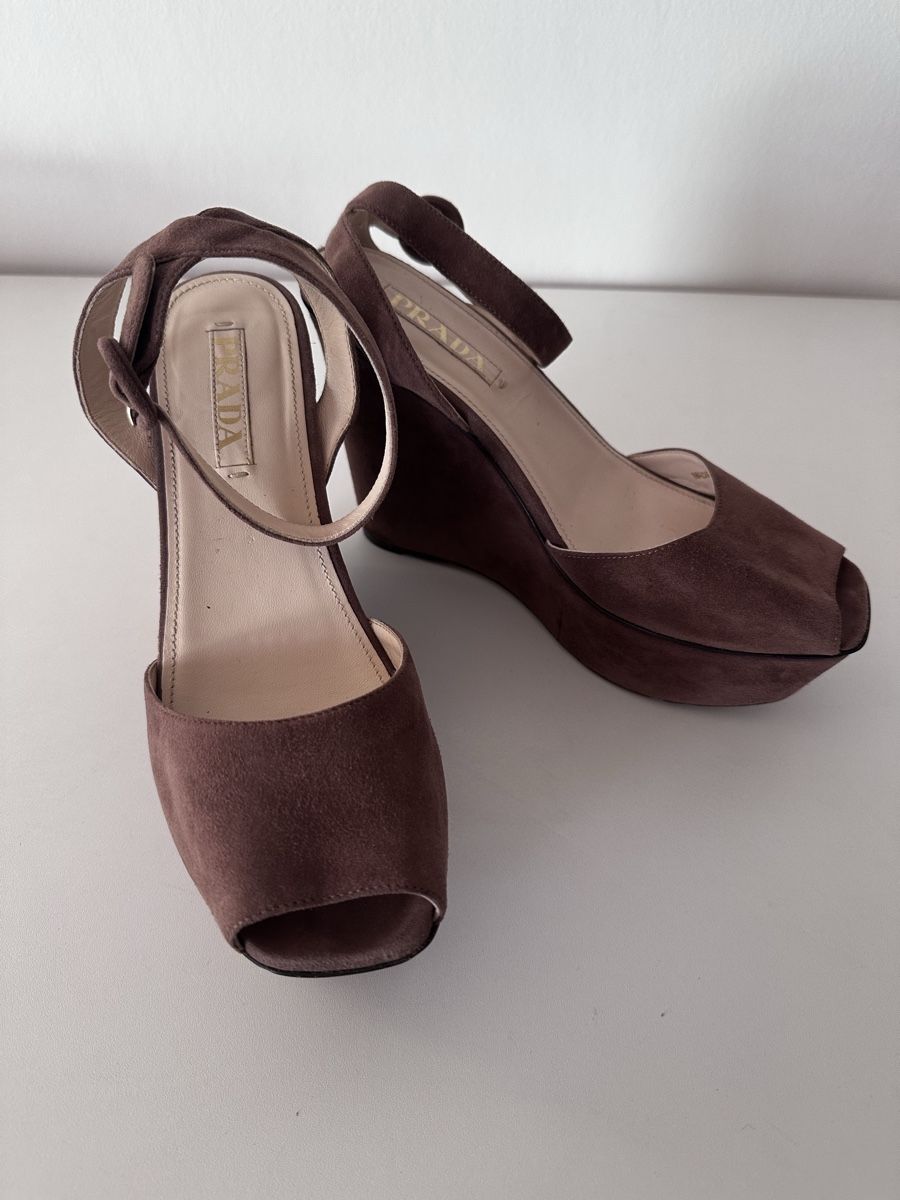 Prada Scarpe da donna: Prada Brown Suede Platform Wedge Sandals Size 38 – Nuovo (secondo la descrizione) da Binningen venduto da can_s2yh