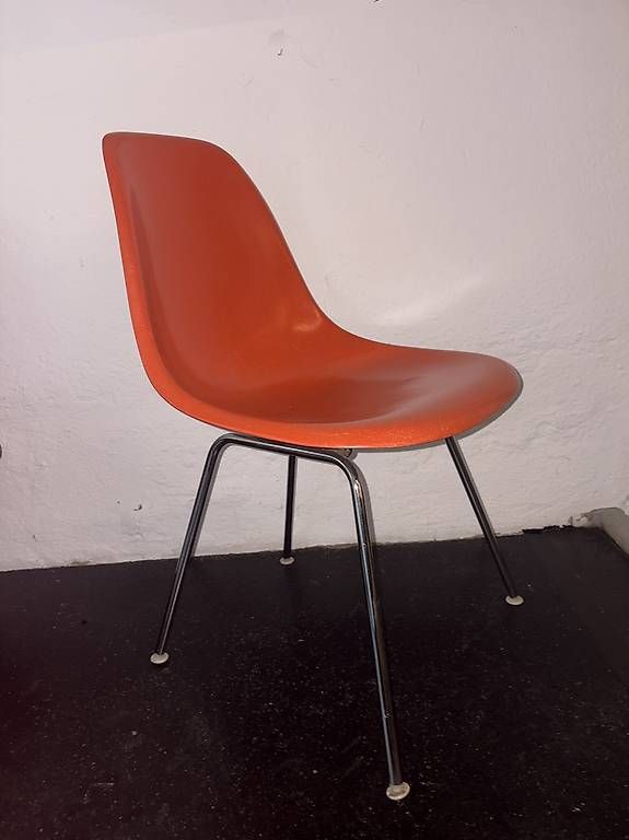 Eames Sedie: Vintage Eames Fiberglass Shell Chair – Usato da Bern venduto da PicPocket