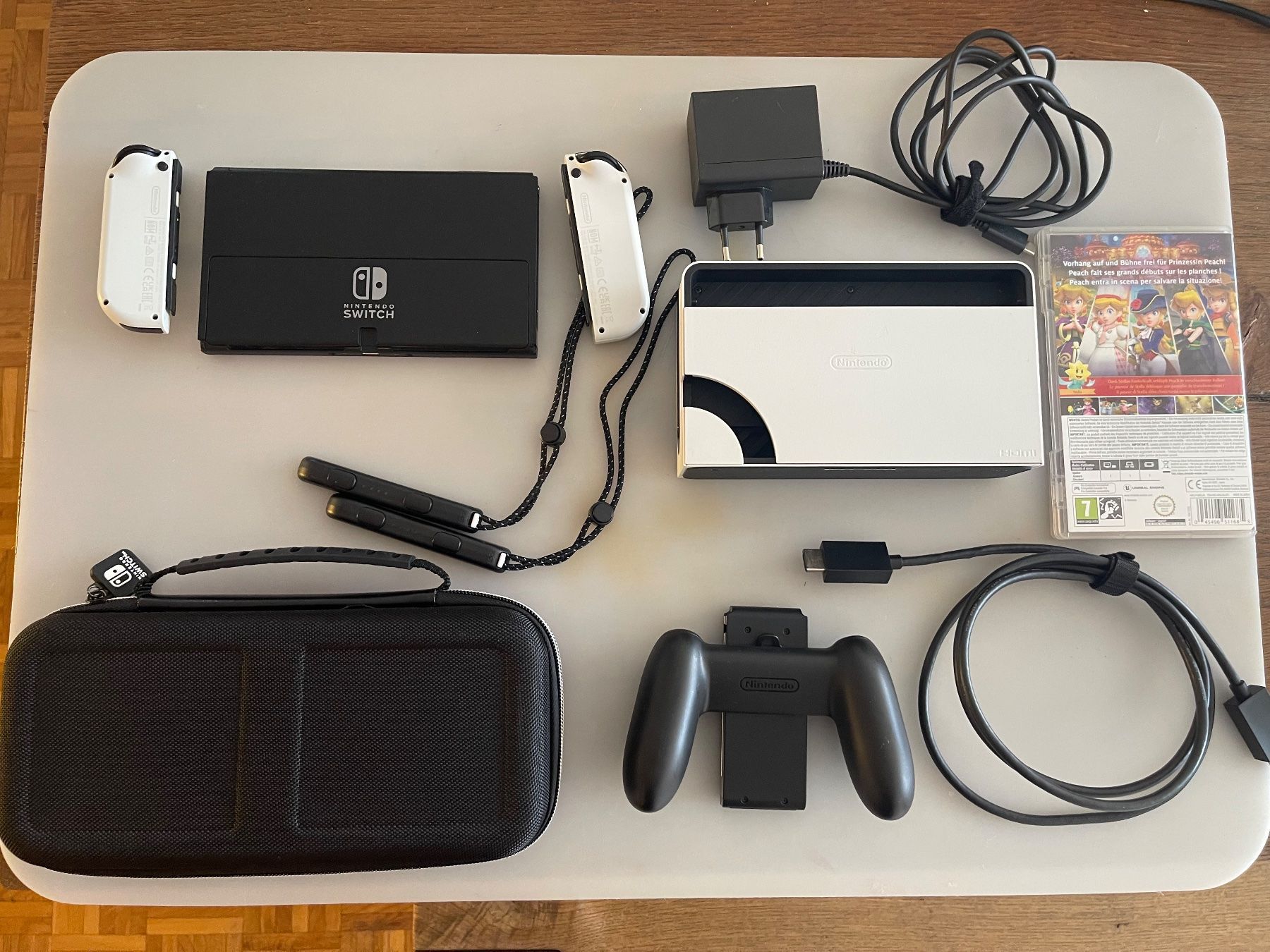 Nintendo Console: Nintendo Switch OLED Weiss Komplett Set mit Tasche + Spiel – Usato da Dietikon venduto da ussenterprise 1