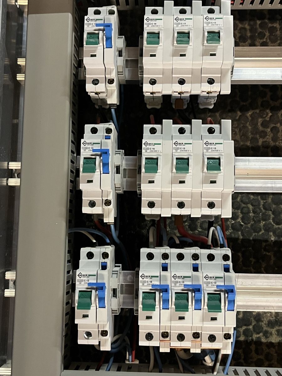 ABB Alimentazione elettrica: Sicherungskasten – Usato da Aesch Lu venduto da Johndeere2850 2