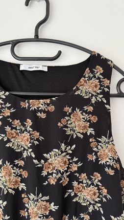 Kleid About You schwarz mit Blumenmuster Grösse XS
